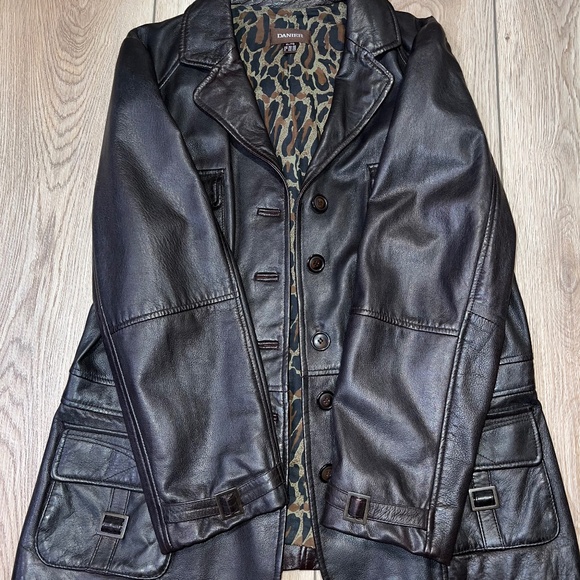 Vintage Women's Danier Genuine Leather Jacket - Picture 3 of 8